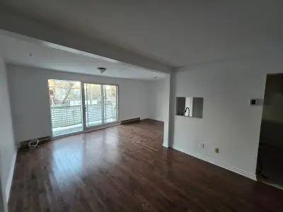 !!! Par téléphone seulement !!! Complètement rénové! Nouveaux planchers, nouvelle salle de bain, com...