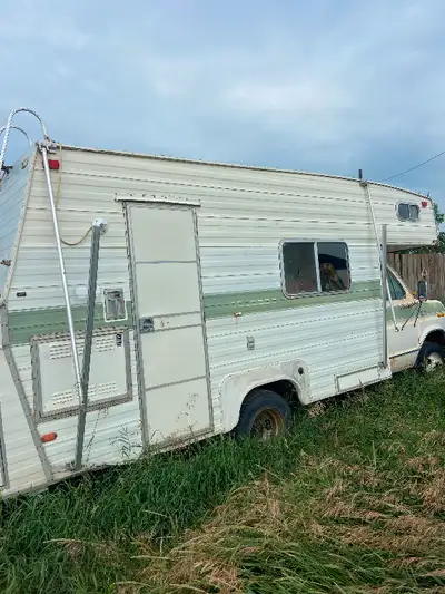 1976 Ford Motorhome for parts or repair has dual fuel propane and gas asking 1000.00 OBO or would lo...