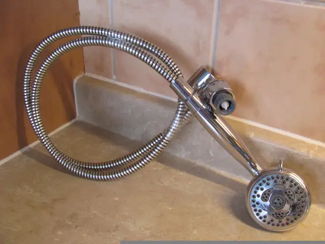 Wall-mounted chrome hand shower - Douche à main chromée murale in Bathwares in Gatineau - Image 5