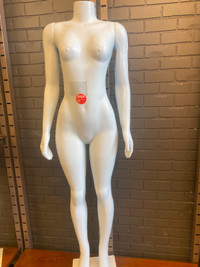 FEMALE STRAIGHT STANDING BRAZILIAN MANNEQUIN IN WHITE