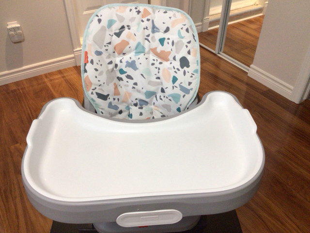 Booster seat  in Feeding & High Chairs in North Bay - Image 2