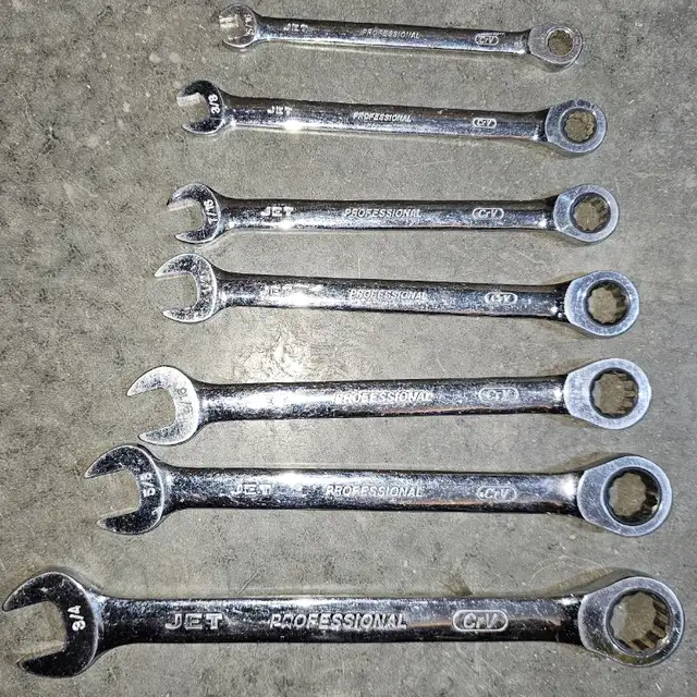 LIKE NEW TOOLS-WRENCHES COMBINATION OPEN & CLOSED RATCHET FLEX in Hand Tools in Calgary - Image 4
