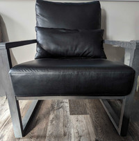 Accent chair in leather 