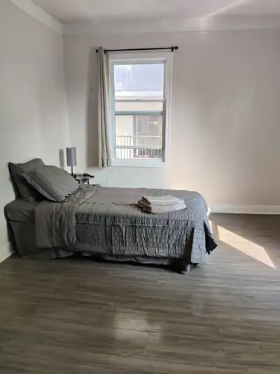 Large room available, $380 bi-weekly. Short or long term. Please call for more details. If Imiss you...