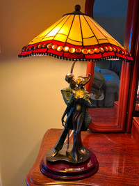 Figurine Art Deco Base Tiffany Style Lamp