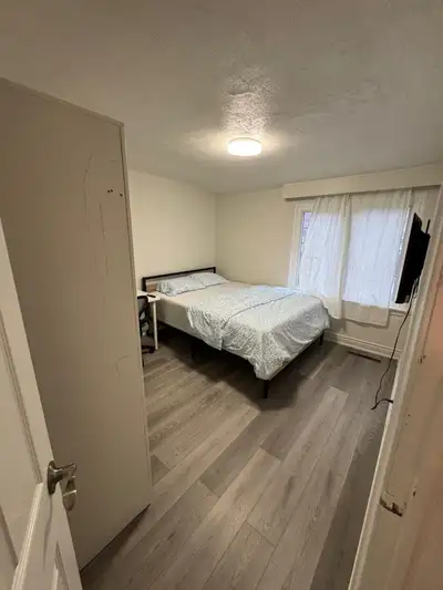 I am offering a bright and clean bedroom available for rent in a well-maintained home in Scarborough...