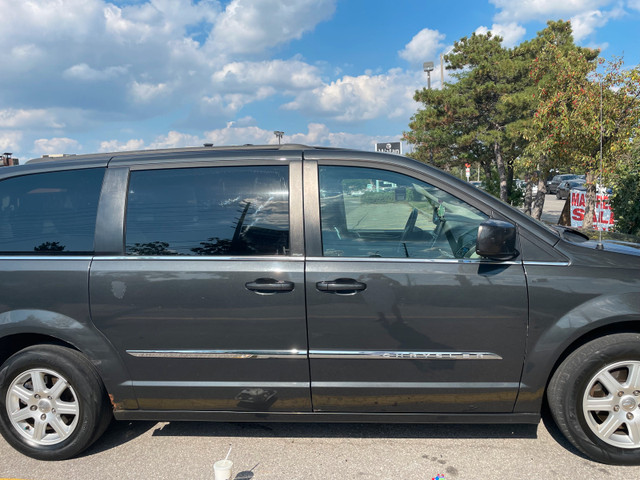 Luxury Family Van – Loaded Chrysler Town & Country | 7-Passenger in Cars & Trucks in Oakville / Halton Region - Image 4