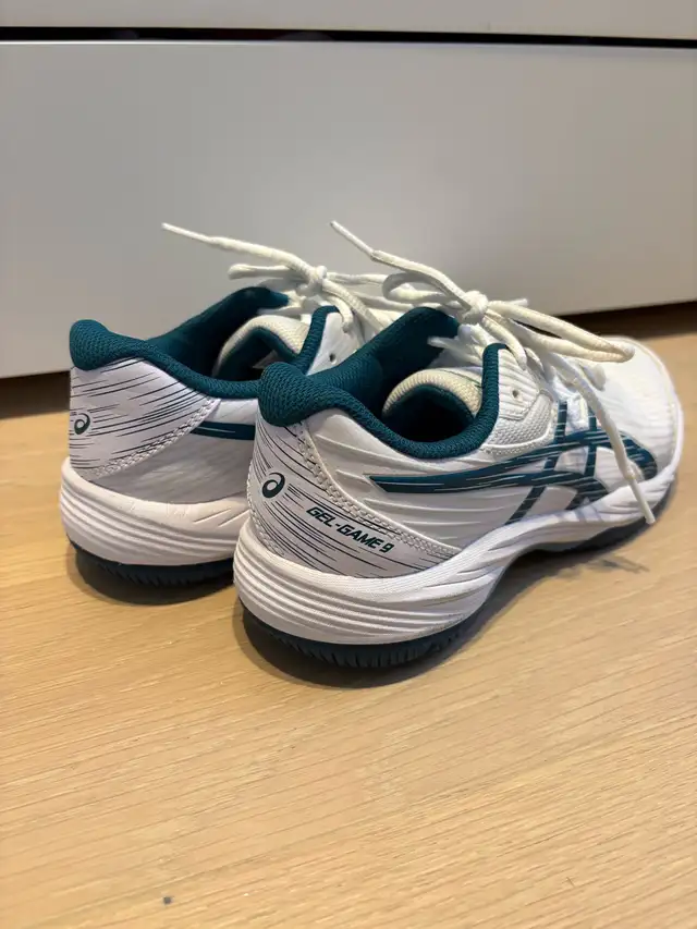 ASICS boys Gel Game-9 court shoes, size 5 in Kids & Youth in Markham / York Region - Image 3