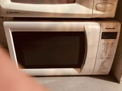 PANASONIC  WHITE MICROWAVE 900 W high power $30, View more