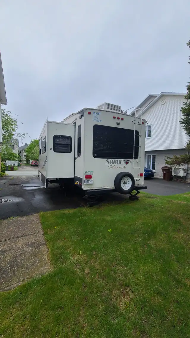 Roulotte à sellette 28 pieds Sabre (Palomino) 2012 + Camion RAM in RVs & Motorhomes in Sherbrooke - Image 4