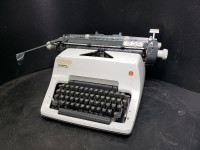 Machine à écrire - dactylo OLYMPIA en bon état