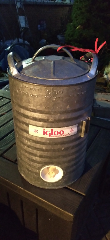 VINTAGE IGLOO GALVANIZED METAL 5 GALLON COOLER WATER DISPENSER in Arts & Collectibles in Sarnia - Image 4