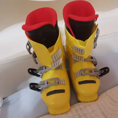 As per photos. Outgrown boots. Designed in Italy 281 mm. Complete ROSSIGNOL Skis available to go wit...