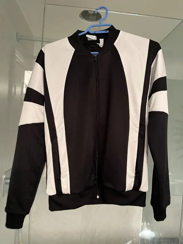 Women’s Adidas Jacket in Women's - Tops & Outerwear in Markham / York Region - Image 4