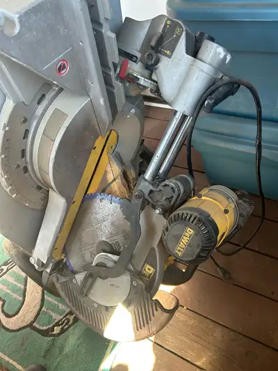 This was my dad‘s miter saw. I plugged it in it works. That’s all I know about it.