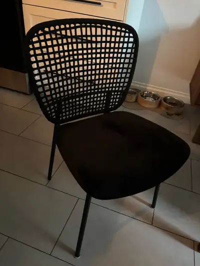 Chaise à vendre, 80$ chaque Lot de 2 Presque neuve, utilité quelques fois seulement.