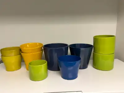 Dix (10) cache-pots Les prix varient entre $6 et $10 sauf le plus gros des bleus il est $15. Les dim...