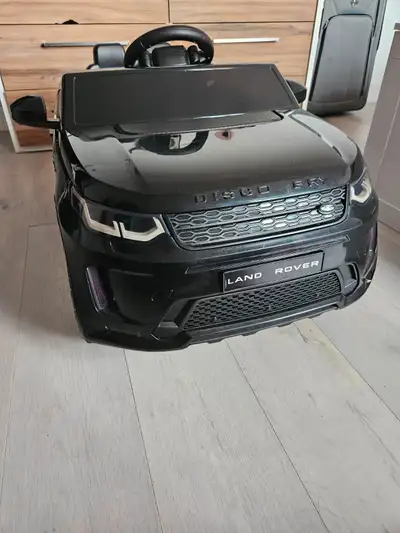 Voiture pour enfant a batterie avec manette pour contrôler a distance. Acheté il y a 1 an et utilisé...