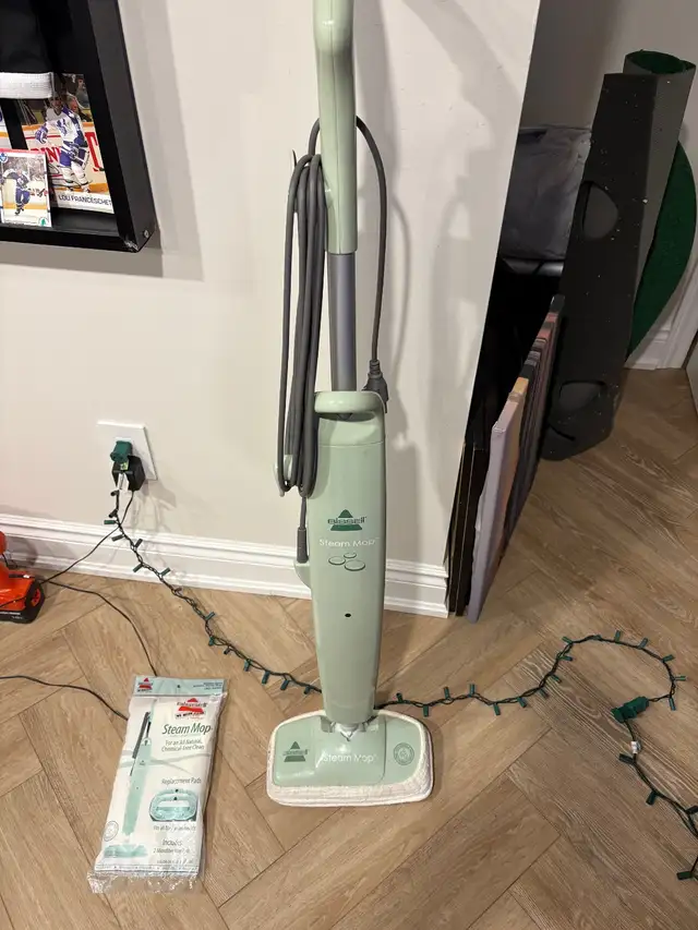 Bissell steam mop and 2 extra pads in Vacuums in Oakville / Halton Region - Image 3