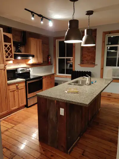 ALL INCLUSIVE PRICE! Prime location! It is an 5-10 minute walk to Queens University, 5 minute walk t...