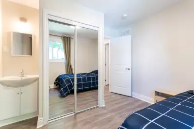 Large room with PRIVATE VANITY near Lincoln Fields