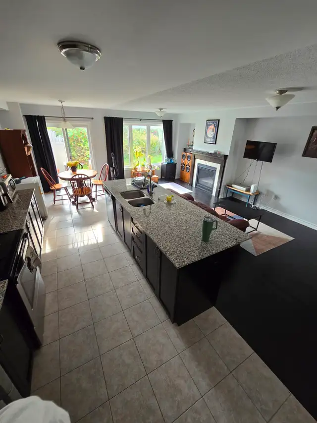 Master Bedroom For Rent - Stittsville63417638231043124