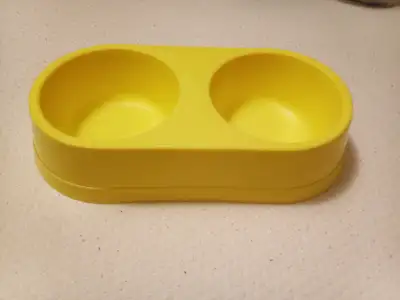 Bol de nourriture pour chien 2 en stenless 10$ 1 en plastique jaune 5$ 1 en ceramique 5$