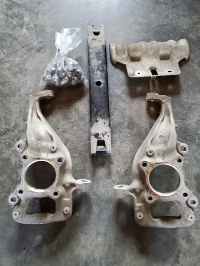 Have Factory wheel lug nut set, 3.55 R&P sets for front 8.8" (3500kms), and rear Super 8.8" (8500kms...