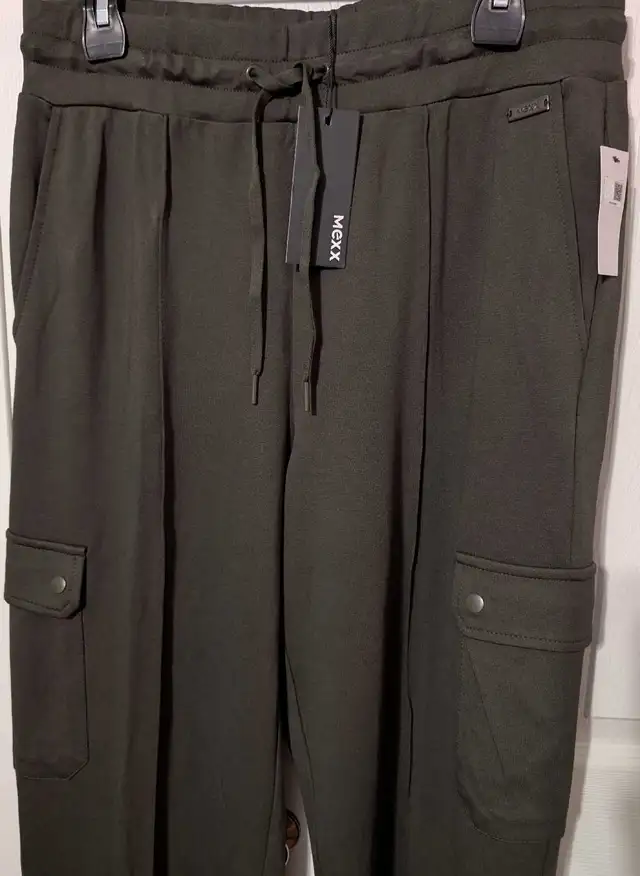 BNWT Mexx Cargo Knit Pants - size medium in Women's - Bottoms in Norfolk County - Image 4