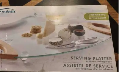 Assiette de service NEUVE maque Trudeau en verre, View more