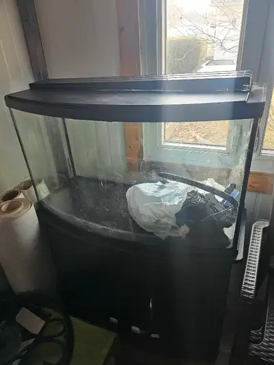 Fish tank. Could be used for lizards. 45 gallons. Stand included. Pick up only in Repentigny. Seriou...