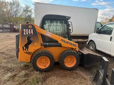 Like new condition comes with a bucket, grapple bucket, and bolt on tracks.
