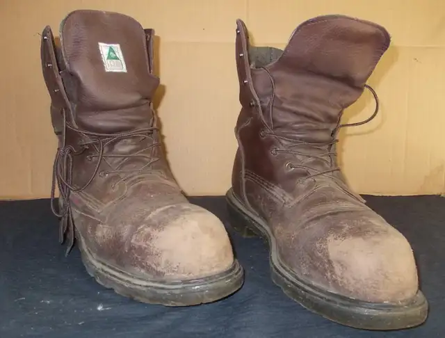 RED WING MEN’S INSULATED WORK BOOT – Size 11 EEE in Men's Shoes in Grande Prairie - Image 3