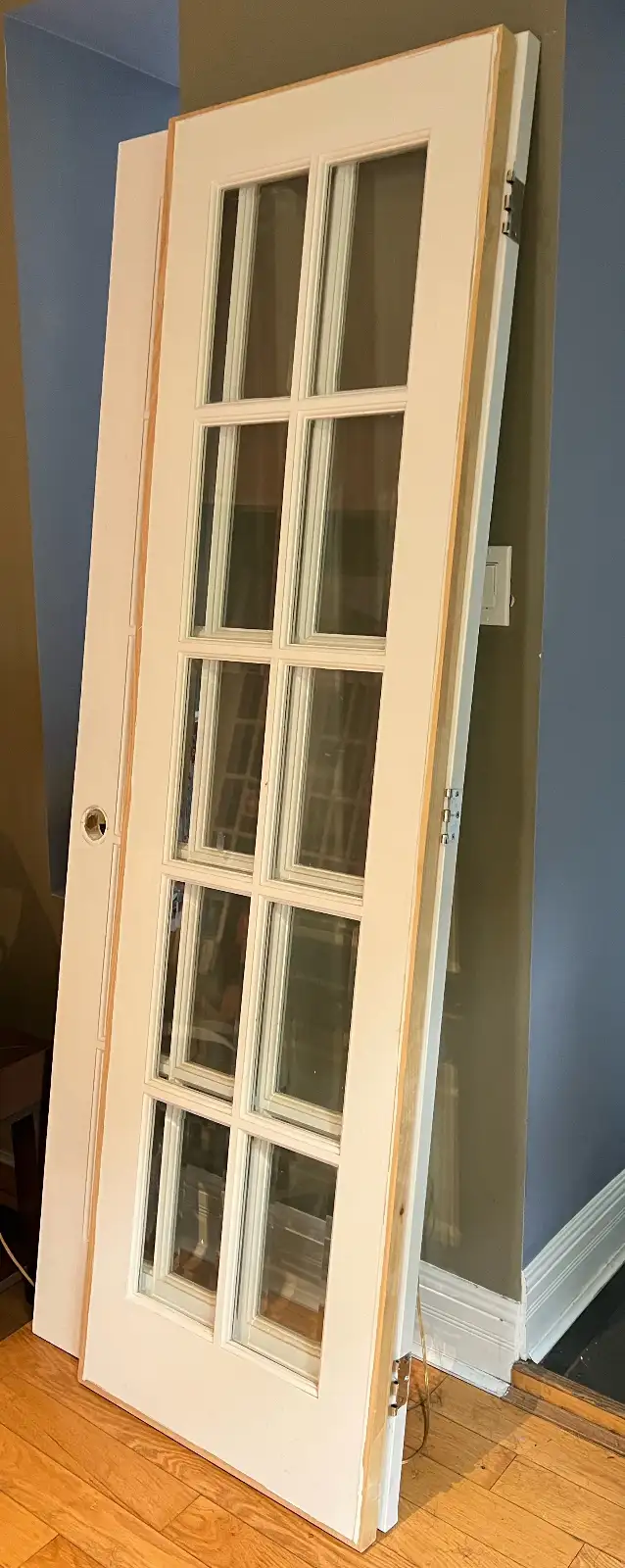 2 Solid Wood French Doors with Glass Panes (30" and 23 1/4" W) in Windows, Doors & Trim in City of Montréal - Image 2