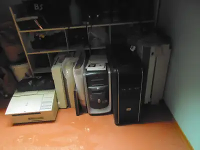 Old computer accessories: - can be used as movie props or collectables - computers, printers, scanne...