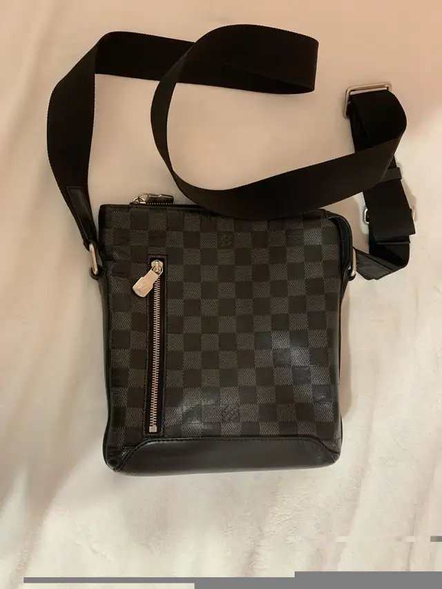 Louis Vuitton discovery bb messenger in Other in City of Toronto - Image 6