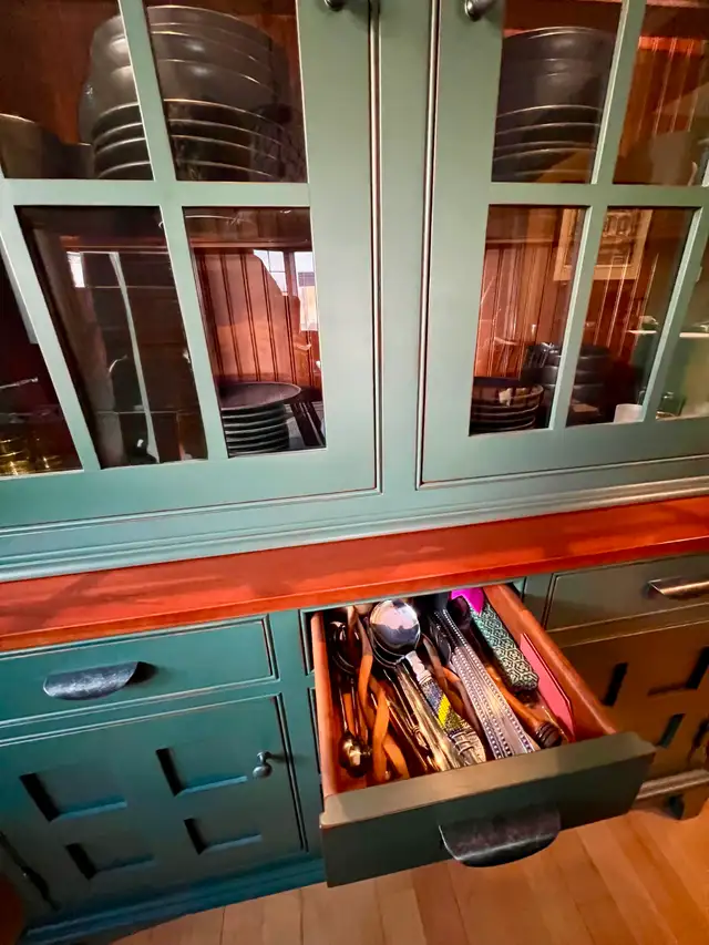 Green Cherry Wood and Glass Lighted Dining/Display Cabinet in Hutches & Display Cabinets in City of Toronto - Image 5
