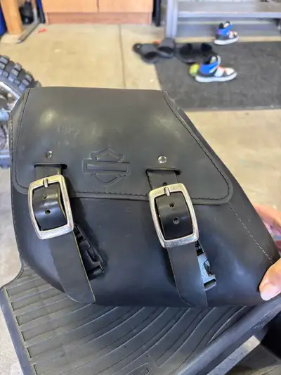 Harley Davidson Dyna swingarm bag. Comes with all mounting hardware. Came off a 2014 fxdf. Perfect c...