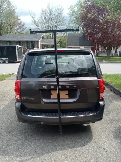 Support pour canot ou kayak se fixe sur attache un vehicule de 1 1/4 pouces. Le principe on depose u...