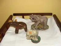 3 elephants, 1 bois, autre en résine et un autre en céramique