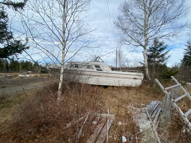 1981 bar harbour boat  I’ll pay you $102.50 to take it , 28by8 in Powerboats & Motorboats in Saint John - Image 10