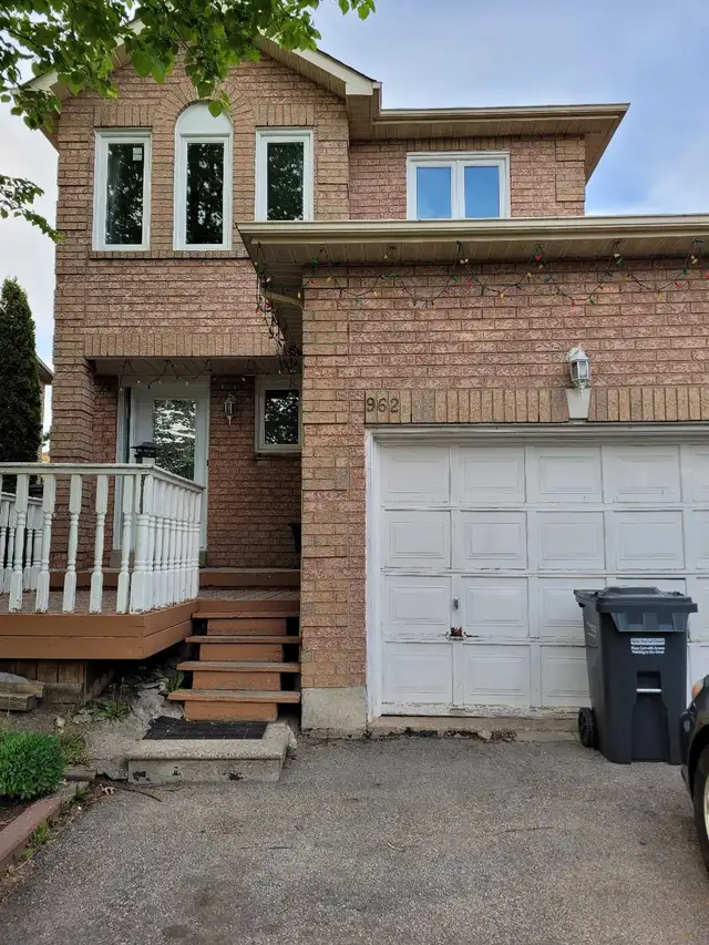 Room's available in House Mississauga