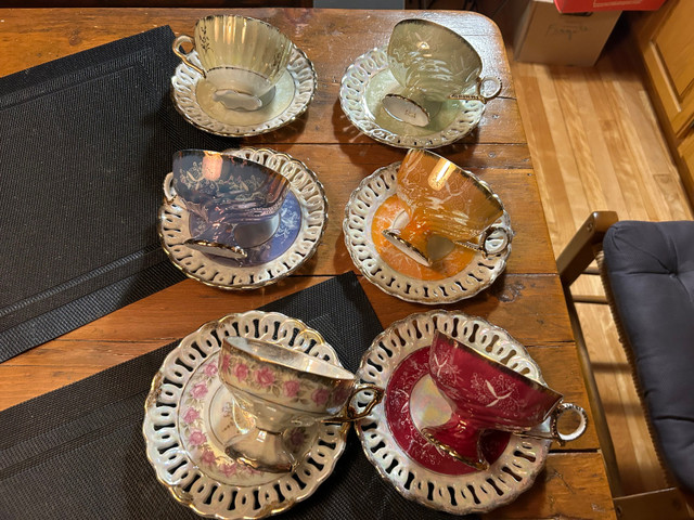 Fine porcelaine -Tasses et soucoupes  dans Art et objets de collection  à Ville de Montréal