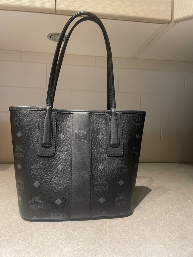 Black mcm purse. REVERSIBLE LIZ SHOPPER IN VISETOS in Women's - Bags & Wallets in Kelowna - Image 3