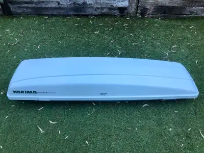 Get ready for your next adventure with this Yakima RocketBox rooftop cargo carrier! This spacious bo...