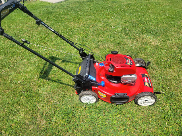 Toro personal pace 22 inch cut lawnmower in Lawnmowers & Leaf Blowers in Ottawa - Image 4