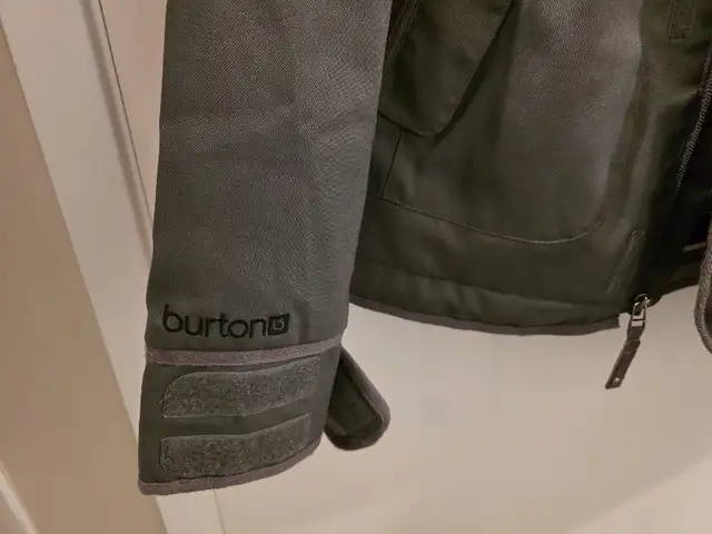 Burton Snowboard/ Ski  jacket  womans small in Women's - Tops & Outerwear in Edmonton - Image 5