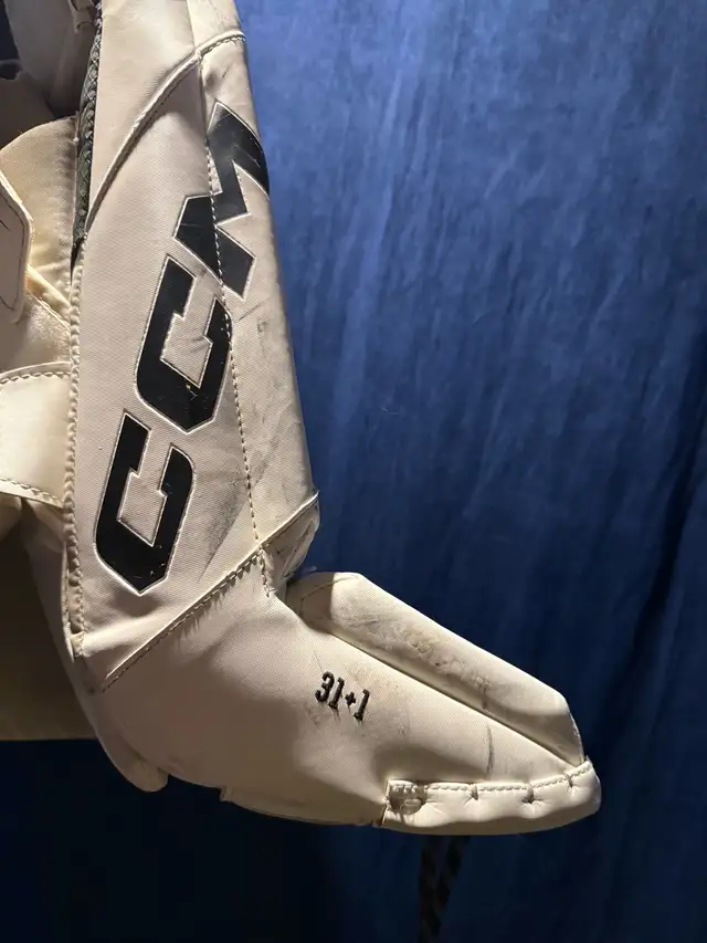 Axis 2.9 31 +1 intermediate Goalie pads/glove and blocker set in Hockey in Portage la Prairie - Image 6