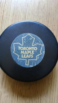 Official “TORONTO MAPLE LEAFS” Viceroy NHL Game Puck