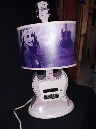 Lampe en forme de guitare, mauve et blanche, port pour brancher,, View more